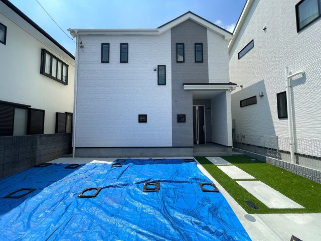 駐車場２台？いや３台？それだけユトリある広い家。そう、大は小を兼ねる。気持ちも大きく心豊かに、、何言っているか分かりませんが、とにかく良いです、ココ。な、『瀬谷区南台１丁目』新築戸建の外観|おしゃれな外観です