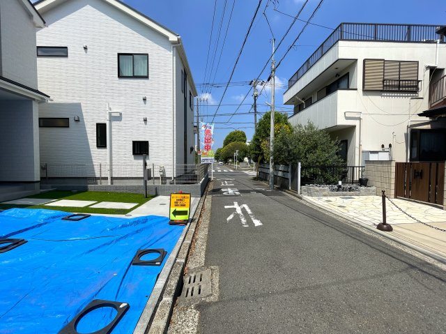 駐車場２台？いや３台？それだけユトリある広い家。そう、大は小を兼ねる。気持ちも大きく心豊かに、、何言っているか分かりませんが、とにかく良いです、ココ。な、『瀬谷区南台１丁目』新築戸建の前面道路含む現地写真|前面道路含む現地写真です