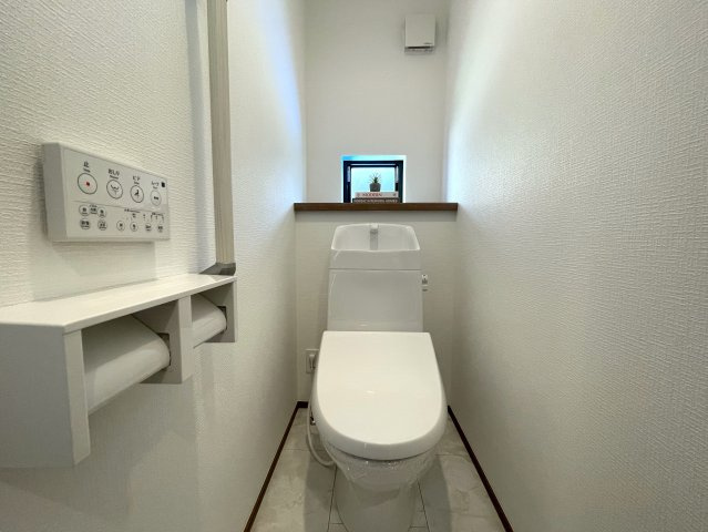 駐車場２台？いや３台？それだけユトリある広い家。そう、大は小を兼ねる。気持ちも大きく心豊かに、、何言っているか分かりませんが、とにかく良いです、ココ。な、『瀬谷区南台１丁目』新築戸建のトイレ|落ち着いたトイレです