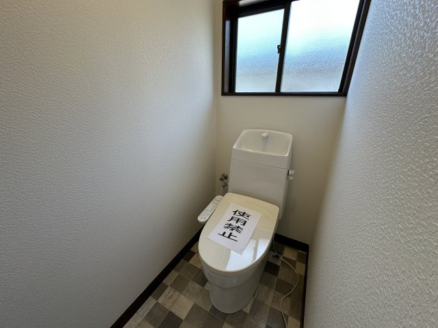 明石市魚住町西岡戸建のトイレ