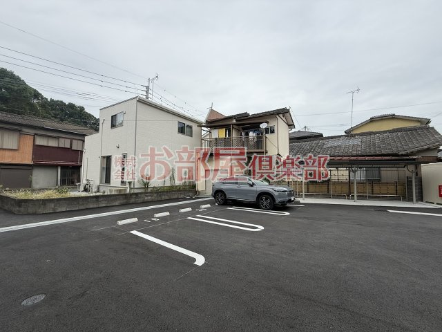 グリチーネの森の駐車場|車をお持ちの方に嬉しい駐車場付きの物件です