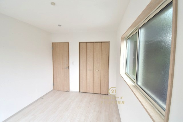 いろどりアイタウン　日立市西成沢町2丁目　23-P1　12の洋室|折戸を開くと壁面クローゼット。衣類が横一列に並ぶためひと目で洋服が選びやすい！衣類をたくさんお持ちの方もスッキリ片付きます♪