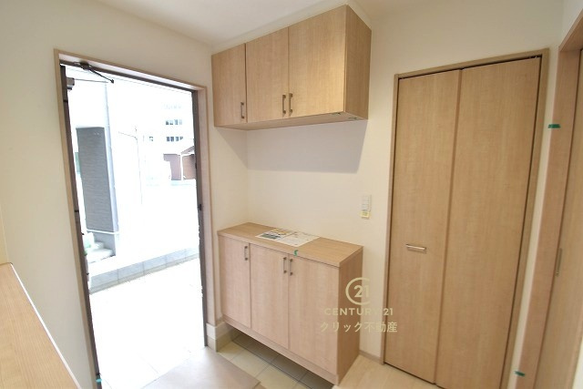 いろどりアイタウン　日立市西成沢町2丁目　23-P1　12の玄関|たっぷり収納できるシューズボックスで玄関もスッキリ！扉の中は可動棚。靴に合わせて使い方自由です。廊下の収納スペースは消耗品のストックや掃除用具、防災用品の定位置にも良さそうです。