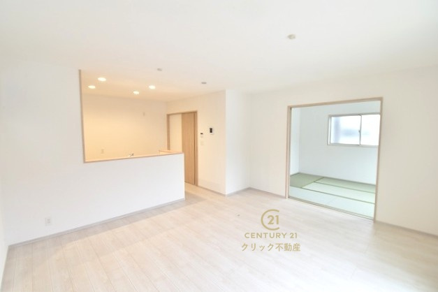 いろどりアイタウン　日立市西成沢町2丁目　23-P1　12の居間・リビング|カーテンやラグの色、質感、選ぶ家具などでお部屋の雰囲気が変わります。お好みのインテリアを楽しみましょう♪白を基調とした内装ですので、あらゆるスタイルが馴染みます。