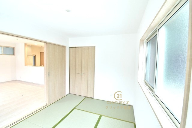 いろどりアイタウン　日立市西成沢町2丁目　23-P1　12の和室|ペタンと座ったり寝転んだりできる和室はキッズルームにもピッタリ！お子様の遊ぶ様子やお昼寝をリビングから見守れます。寒い季節のこたつコーナーにも◎