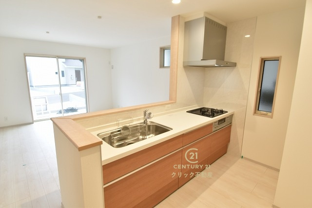 いろどりアイタウン　日立市西成沢町2丁目　23-P1　12のキッチン|対面式システムキッチンは料理中や後片づけの間も会話が楽しめ、家族に一体感が生まれます。十分な広さのキッチンなら、家族での分担作業もはかどりそう！