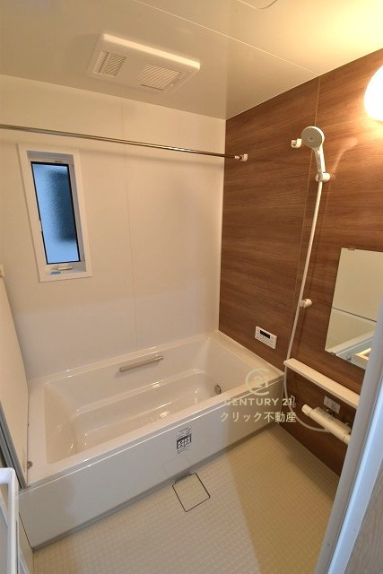 いろどりアイタウン　日立市西成沢町2丁目　23-P1　12の浴室|1坪タイプのシステムバスです。掃除がし易い材質と程よい広さで、清潔を保てます。ゆっくり夜派もさっぱり朝派も、気持ち良く過ごせますね♪