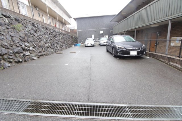 スクールサイド若藤の駐車場