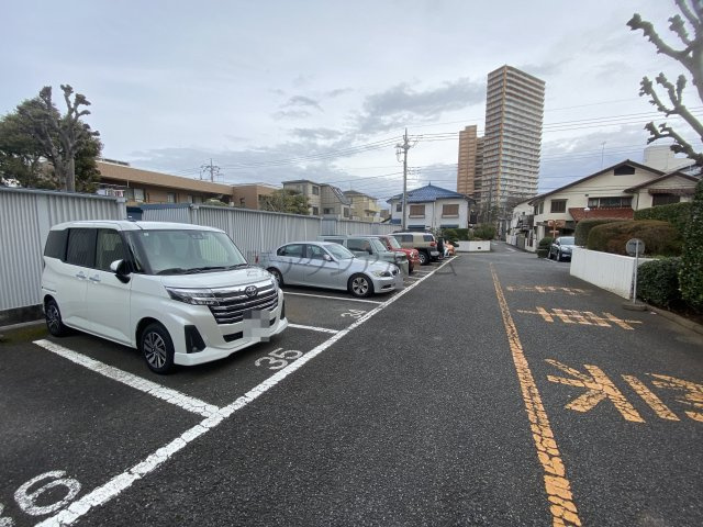 小手指ハイツB棟の駐車場
