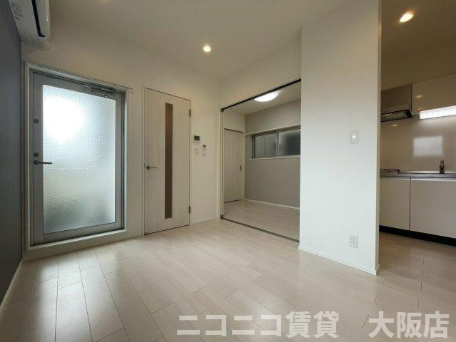 東大阪市御厨中２丁目のアパートの居間・リビング