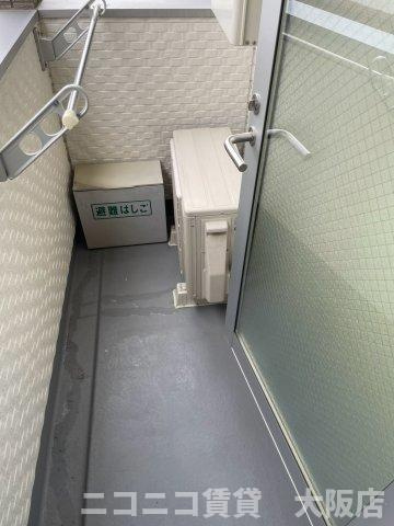 東大阪市御厨中２丁目のアパートのバルコニー