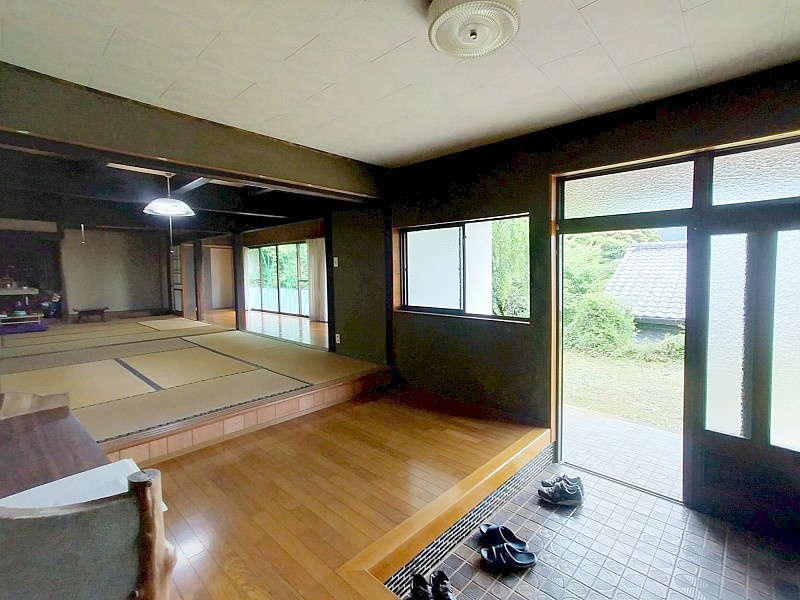 自然豊かな上柚木町一戸建の玄関