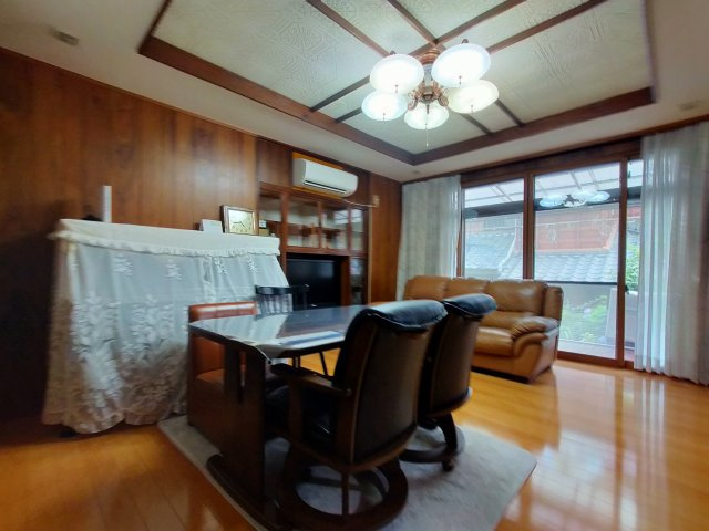 家庭菜園を楽しめる黒髪町戸建て　の居間・リビング