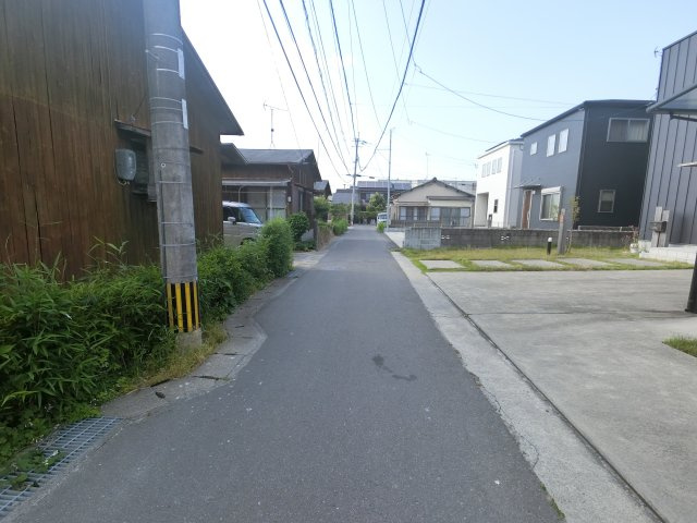 多布施4丁目3期 1号棟の前面道路含む現地写真