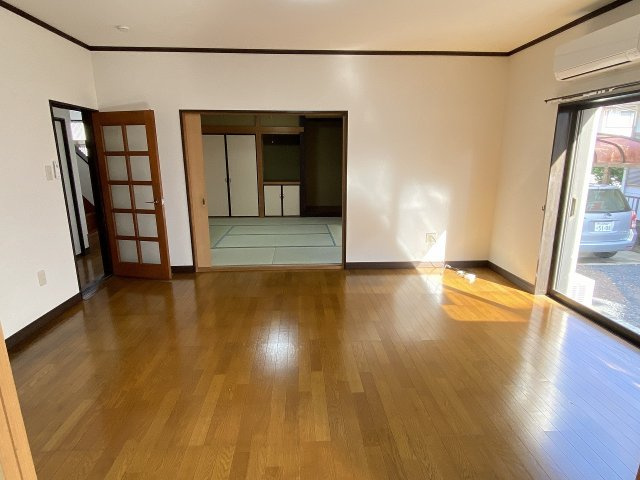 【居間・リビング】 | 筑西市幸町3丁目　中古戸建 | 家族の集まるLDKは広々19.5帖！贅沢な空間を演出！