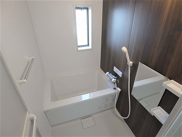 ソファレ菊水の浴室|窓付の綺麗なバスルーム