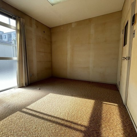 花園町一戸建の洋室