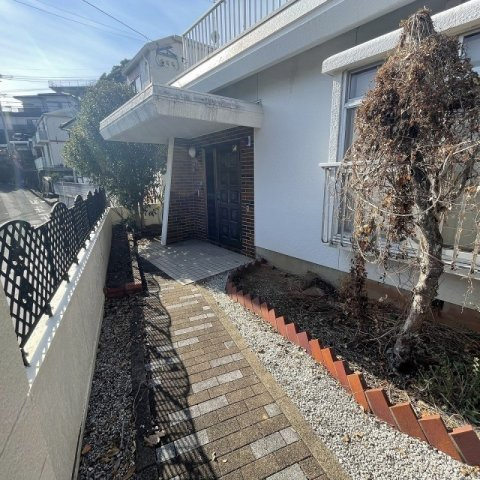 花園町一戸建の玄関