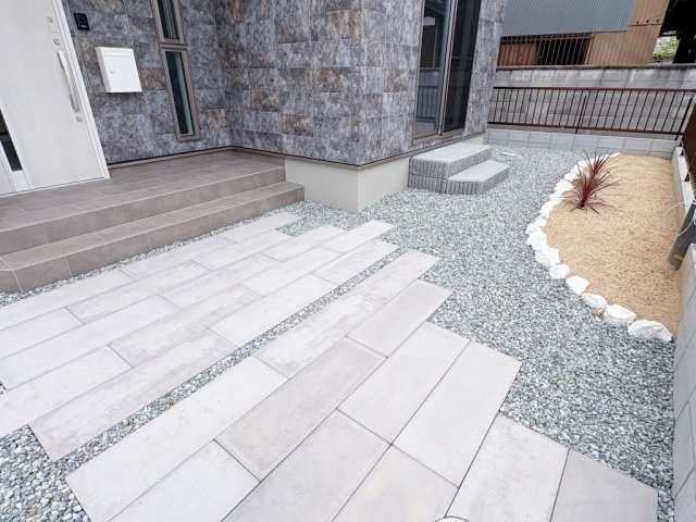 淡輪駅前　新築一戸建ての玄関