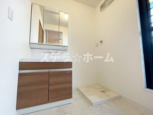 豊里1 中古戸建の独立洗面台|朝の支度にも助かる、独立の洗髪洗面化粧台