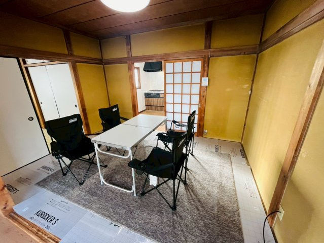 筑西市下川島-7 リフォーム物件　の居間・リビング|〇和室　6帖〇
畳表替予定、ダイニングキッチンにつながるお部屋です♪
2026年4月撮影