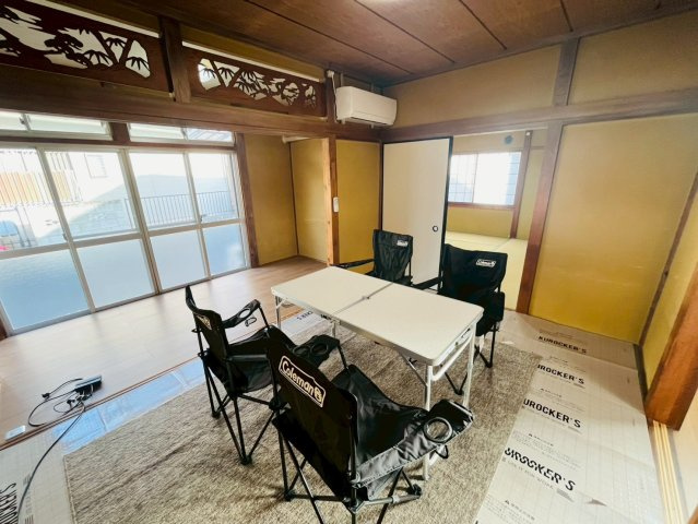 筑西市下川島-7 リフォーム物件　の居間・リビング|〇和室　6帖〇
板の間に続く和室。日差しが注ぎ、心地よい空間です♪
2026年4月撮影