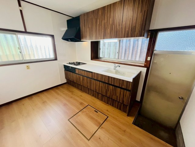 筑西市下川島-7 リフォーム物件　のキッチン|〇キッチン〇
 リフォーム済みシステムキッチン♪窓付きで手元は明るく（＾＾）勝手口があるので、買い物帰りやゴミ出しの際に便利です！ 
2026年4月撮影