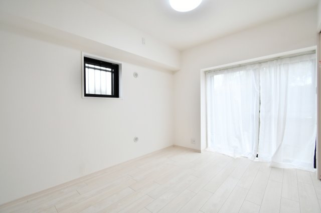 ライオンズガーデン大宮大和田公園の洋室|洋室①5.2帖：リビング横の洋室です。扉の先には家族のいるリビングがありますので、お子様の初めての一人部屋にもおすすめです。家族の声を聴いて眠れるので安心できるお部屋です。