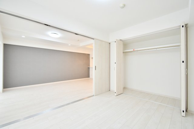 ライオンズガーデン大宮大和田公園の洋室|洋室①5.2帖：クローゼットは各部屋に備わっておりますので、家族それぞれで洋服収納をすることも可能です。また、上下セパレートになっているため衣替えもしやすく、ハンガーパイプで家事時短にも◎！