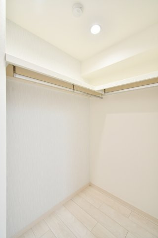 ライオンズガーデン大宮大和田公園の収納|洋室②5.5帖にあるウォークインクローゼット。ハンガーパイプが両面にあるため収納力もGOODです！上の段には季節物などを収納することで、空間を上手に活用することが出来ます！