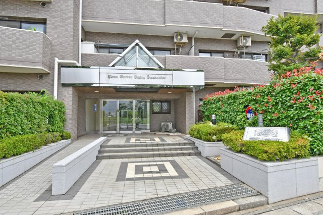 ライオンズガーデン大宮大和田公園のエントランス|スーパー「マルエツ」は徒歩5分。急なお買い物も安心な24時間営業。防犯カメラ・オートロックもあり、セキュリティ面も安心してお過ごしいただけるマンションです。