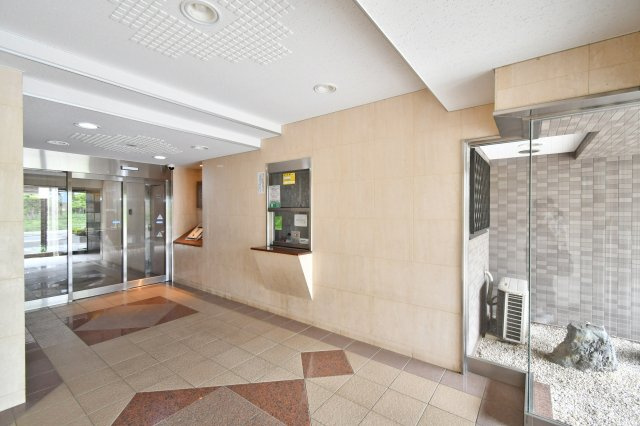 ライオンズガーデン大宮大和田公園のエントランス|難しいイメージの住宅ローンは経験スタッフが丁寧にお手伝いしますのでご安心下さい。「家を買って終わり」ではなく、「買ってからがスタート」と考え、一人ひとりにあった資金計画やプランをご提案致します！