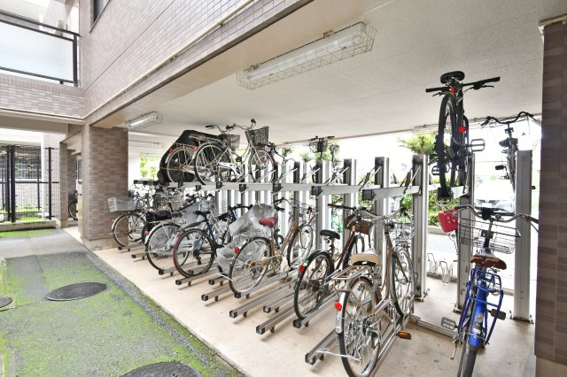 ライオンズガーデン大宮大和田公園の駐輪場|『物件を今日見てみたい』といった当日のご案内、同条件などの物件、他社様掲載物件もご紹介可能！一日でまとめて内覧したい方、ぜひ当社までお問い合わせ下さい。スタッフ一同皆様のご連絡お待ちしております！