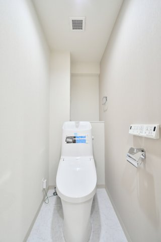 ライオンズガーデン大宮大和田公園のトイレ|トイレ：奥行きにゆとりがあり、圧迫感の少ないトイレスペース。吊戸棚付きで、トイレットペーパーなどの備品補充も楽々行えます。掃除用具をしまうと清潔感も消す事ができ、イマドキなお部屋にできます。