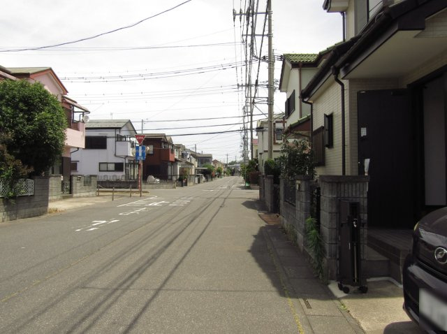 越谷市神明町2丁目 中古戸建の前面道路含む現地写真