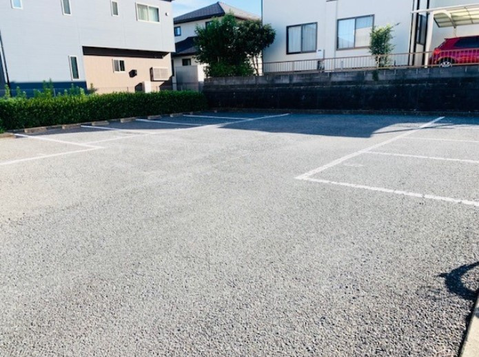 ドミール堀の駐車場