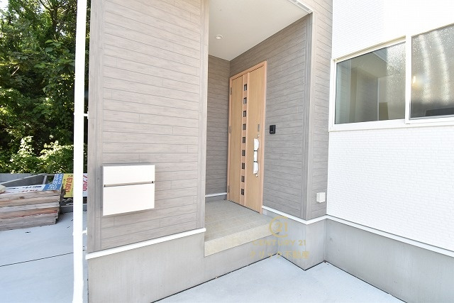 いろどりアイタウン　日立市西成沢町2丁目　23-P1　13の玄関|玄関周りも洗練されたデザインです。手前には機能的な郵便受けも設置しております。