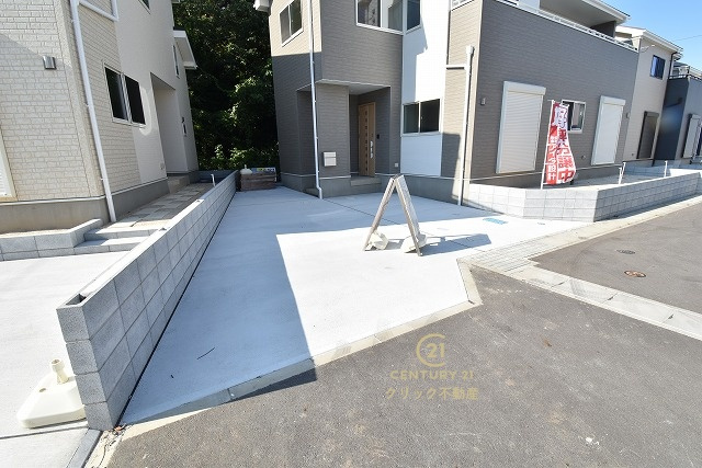 いろどりアイタウン　日立市西成沢町2丁目　23-P1　13の駐車場|駐車場は3台分。ご家族それぞれが車をご所有の場合や、来客の際も安心です。
内覧可能です。ご予約はHPから、またお電話でもお気軽にどうぞ。