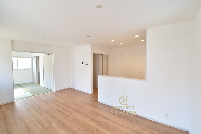 いろどりアイタウン　日立市西成沢町2丁目　23-P1　13の居間・リビング|カーテンやラグの色、質感、選ぶ家具などでお部屋の雰囲気が変わります。お好みのインテリアを楽しみましょう♪白を基調とした内装ですので、あらゆるスタイルが馴染みます。