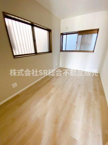 七軒家中古戸建の子供部屋|2面採光の明るいお部屋です♪