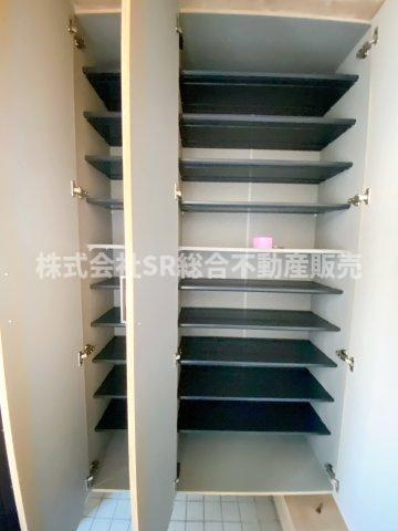 七軒家中古戸建の収納|ご家族分の靴は収納できそうなシューズボックスです！