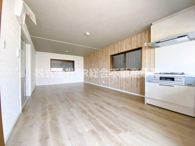 七軒家中古戸建の居間・リビング|ご家族と毎日顔を合わせられる造りです♪