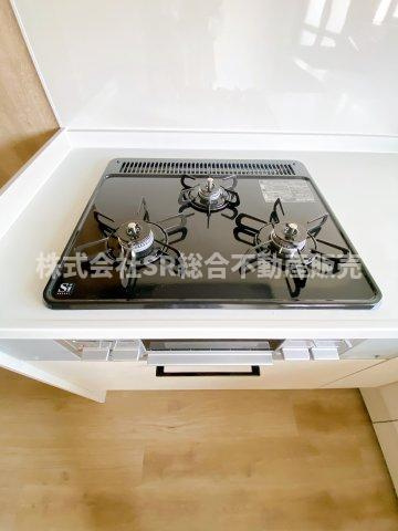 七軒家中古戸建のキッチン|3口コンロ、グリル付きです！