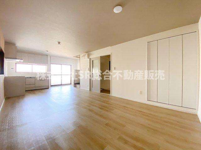 七軒家中古戸建の居間・リビング|ゆったりとしたリビングです