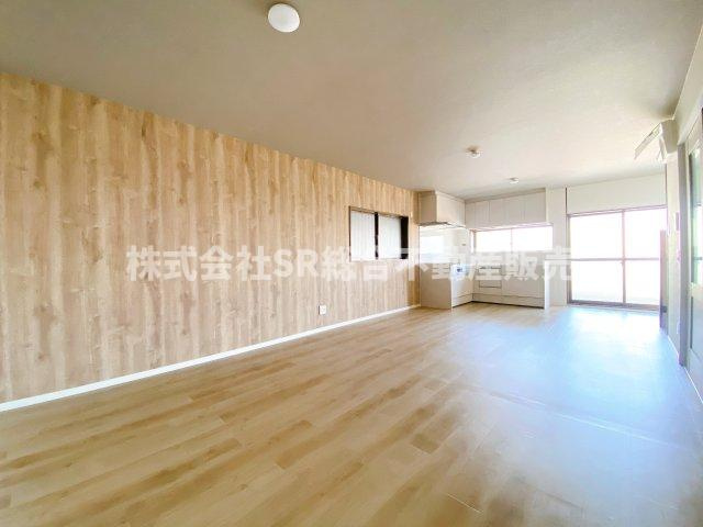 七軒家中古戸建の居間・リビング|2Fリビングは広々17.7帖♪ご家族でゆったりとお過ごしいただけます！
