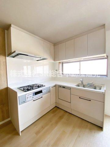 七軒家中古戸建のキッチン|L字型のシステムキッチンは、3口コンロ、グリル、食洗機付きで快適にお料理できます！