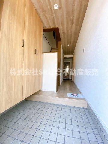 七軒家中古戸建の玄関|玄関にシューズボックスもあり広く使えます！