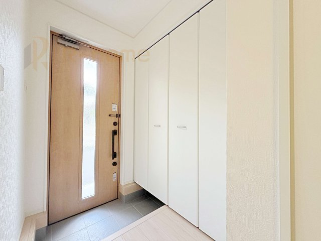 常陸太田市増井町第1　新築戸建て　1号棟の玄関|気持ちよくご家族やゲストを送迎できる穏やかな雰囲気の玄関♪大きな下駄箱で玄関廻りスッキリ♪
