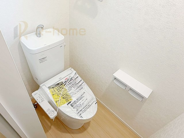 常陸太田市増井町第1　新築戸建て　1号棟のトイレ|温水洗浄便座付きのトイレ。
トイレが２ヵ所設置で朝の忙しい時間でも安心です。