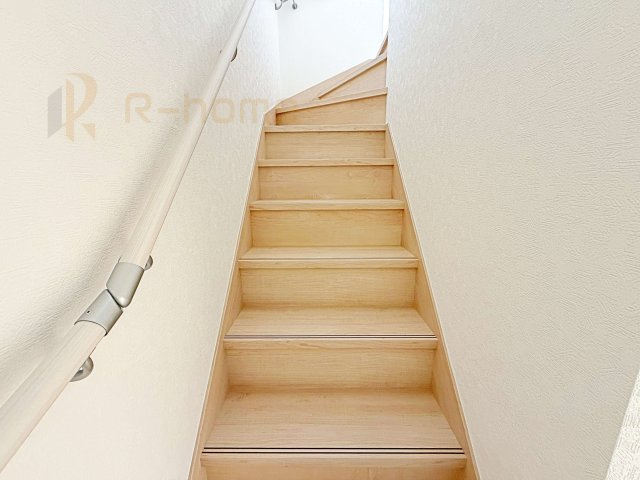 常陸太田市増井町第1　新築戸建て　1号棟の内装|手すりのついた階段！小さなお子様の利用も一安心です♪
